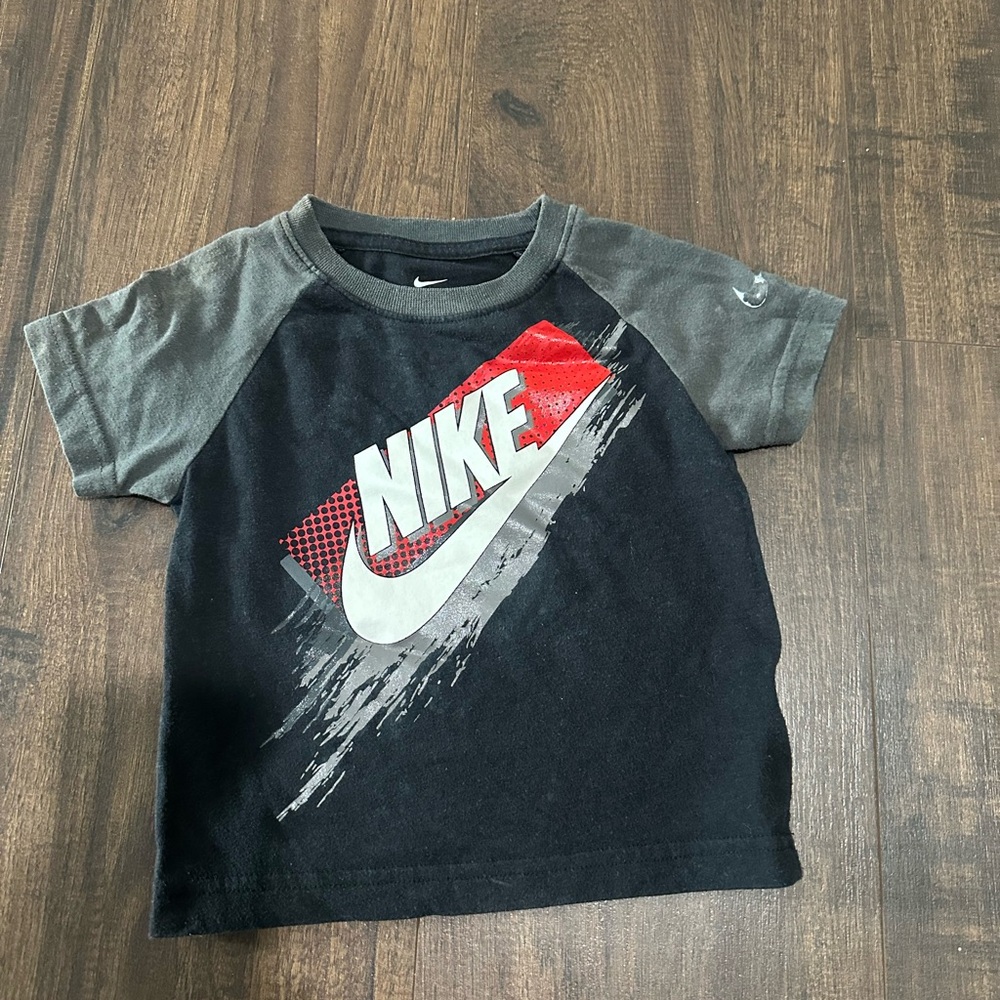 Nike Black and Gray Short Sleeve Tees